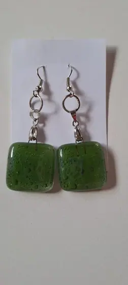 Aros Verdes Cuadrados, pieza de vitrofusión hecha a mano por Areté en Apóstoles, Misiones