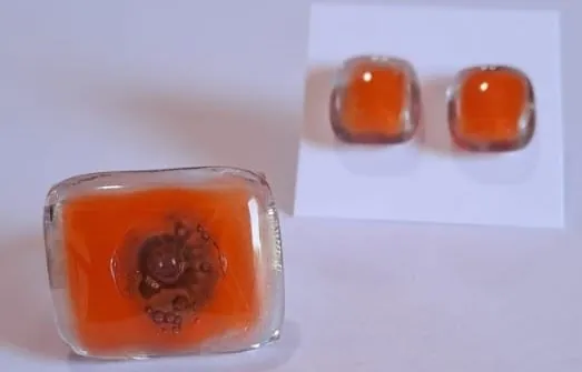 Conjunto Anillo y Aros Naranja, pieza de vitrofusión hecha a mano por Areté en Apóstoles, Misiones