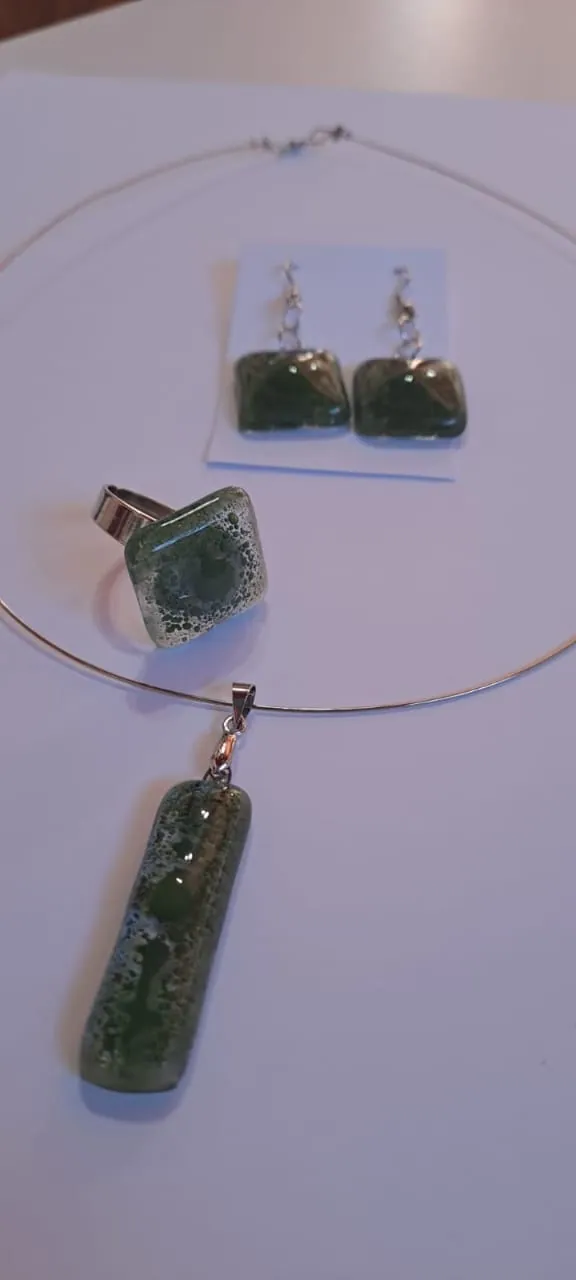 Conjunto Collar, Aros y Anillo Verde, pieza de vitrofusión hecha a mano por Areté en Apóstoles, Misiones