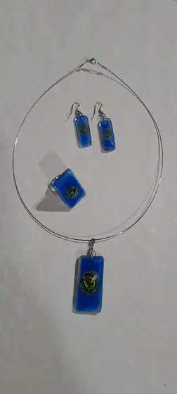 Conjunto Collar y Aros Azul, pieza de vitrofusión hecha a mano por Areté en Apóstoles, Misiones