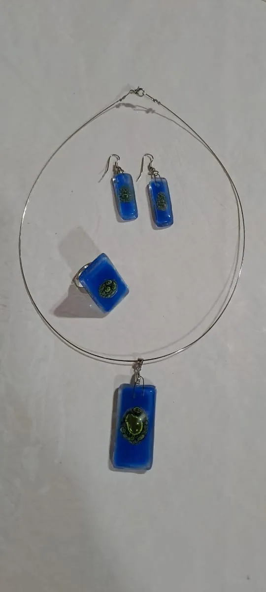 Conjunto Collar y Aros Azul, pieza de vitrofusión hecha a mano por Areté en Apóstoles, Misiones