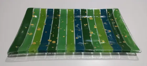 Fuente Rayas Verde y Azul, pieza de vitrofusión hecha a mano por Areté en Apóstoles, Misiones