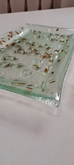 Fuente Rectangular Confeti, pieza de vitrofusión hecha a mano por Areté en Apóstoles, Misiones