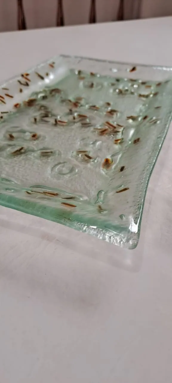 Fuente Rectangular Confeti, pieza de vitrofusión hecha a mano por Areté en Apóstoles, Misiones