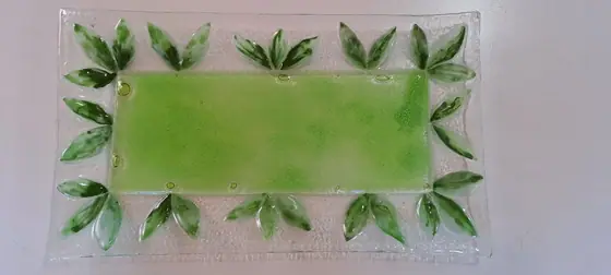 Fuente Rectangular Hojas Verdes, pieza de vitrofusión hecha a mano por Areté en Apóstoles, Misiones