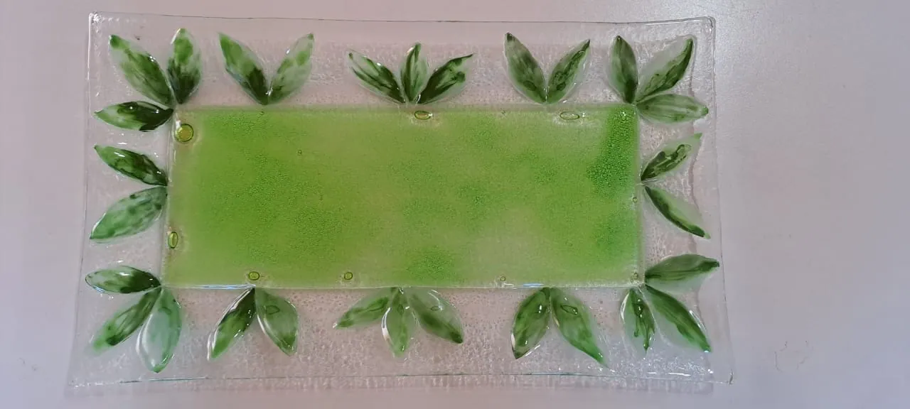 Fuente Rectangular Hojas Verdes, pieza de vitrofusión hecha a mano por Areté en Apóstoles, Misiones