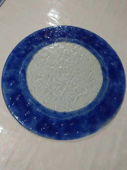Fuente Redonda Borde Azul, pieza de vitrofusión hecha a mano por Areté en Apóstoles, Misiones