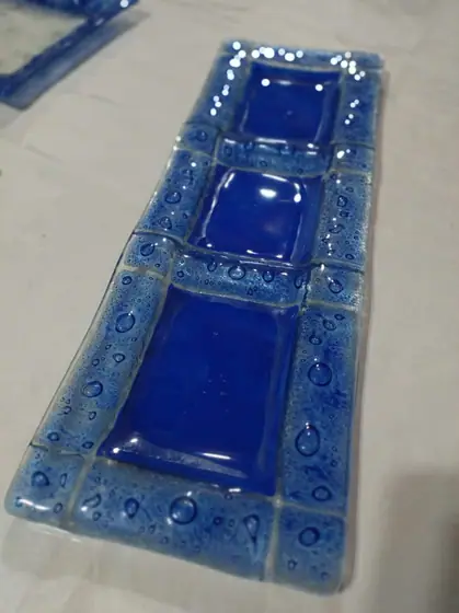 Fuente Tres Divisiones Azul Cobalto, pieza de vitrofusión hecha a mano por Areté en Apóstoles, Misiones
