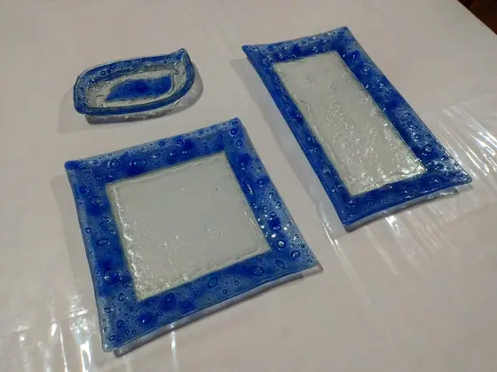 Juego de Fuentes Borde Azul, pieza de vitrofusión hecha a mano por Areté en Apóstoles, Misiones