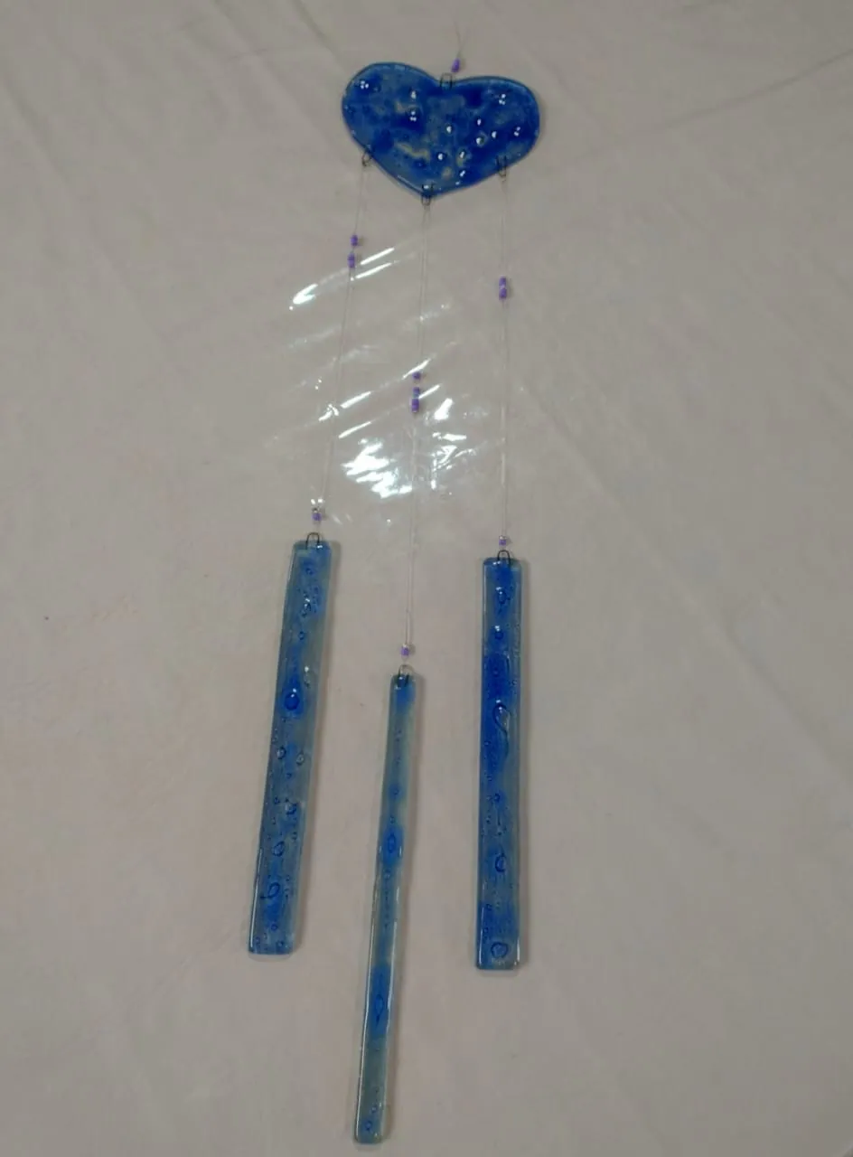 Móvil Corazón Azul, pieza de vitrofusión hecha a mano por Areté en Apóstoles, Misiones