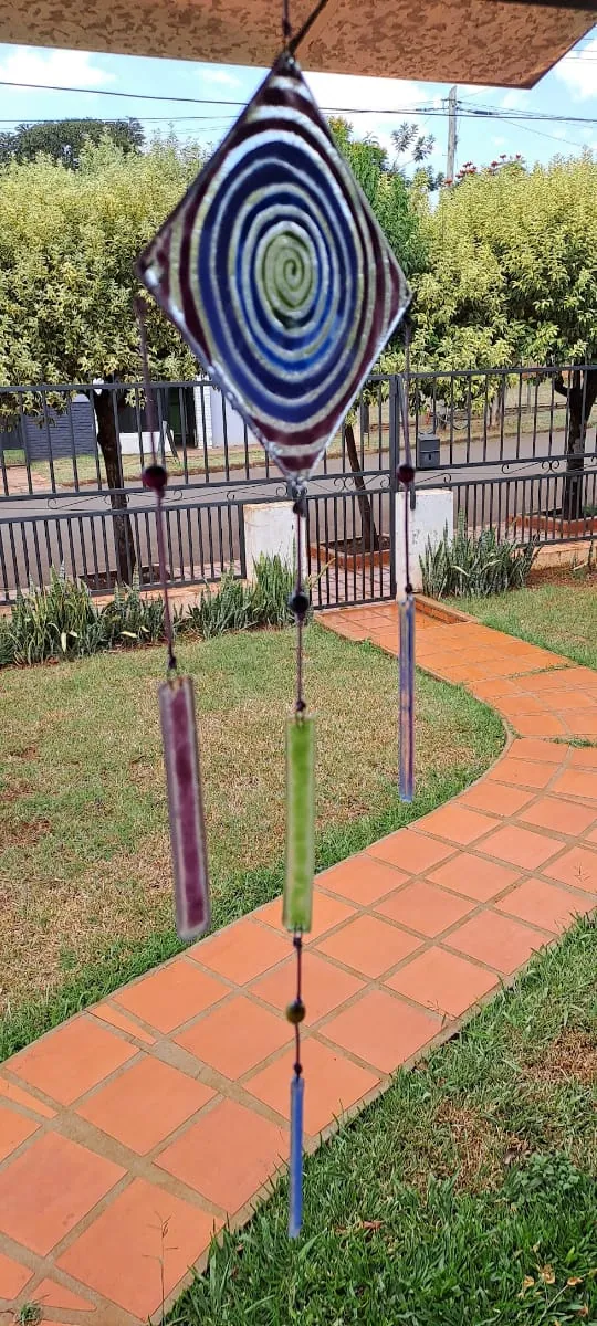 Móvil Espiral Azul, pieza de vitrofusión hecha a mano por Areté en Apóstoles, Misiones