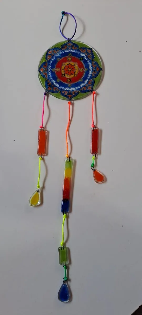 Móvil Mandala Multicolor, pieza de vitrofusión hecha a mano por Areté en Apóstoles, Misiones