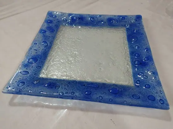 Plato Cuadrado Borde Azul, pieza de vitrofusión hecha a mano por Areté en Apóstoles, Misiones
