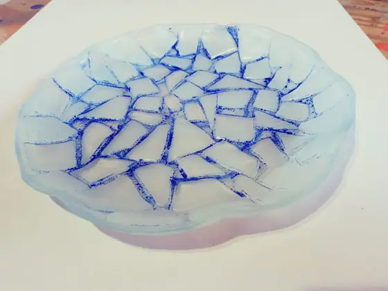 Plato Ondulado Craquelado Azul, pieza de vitrofusión hecha a mano por Areté en Apóstoles, Misiones