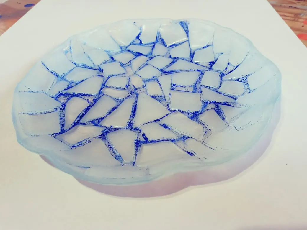 Plato Ondulado Craquelado Azul, pieza de vitrofusión hecha a mano por Areté en Apóstoles, Misiones