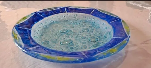 Plato Redondo Azul y Turquesa, pieza de vitrofusión hecha a mano por Areté en Apóstoles, Misiones