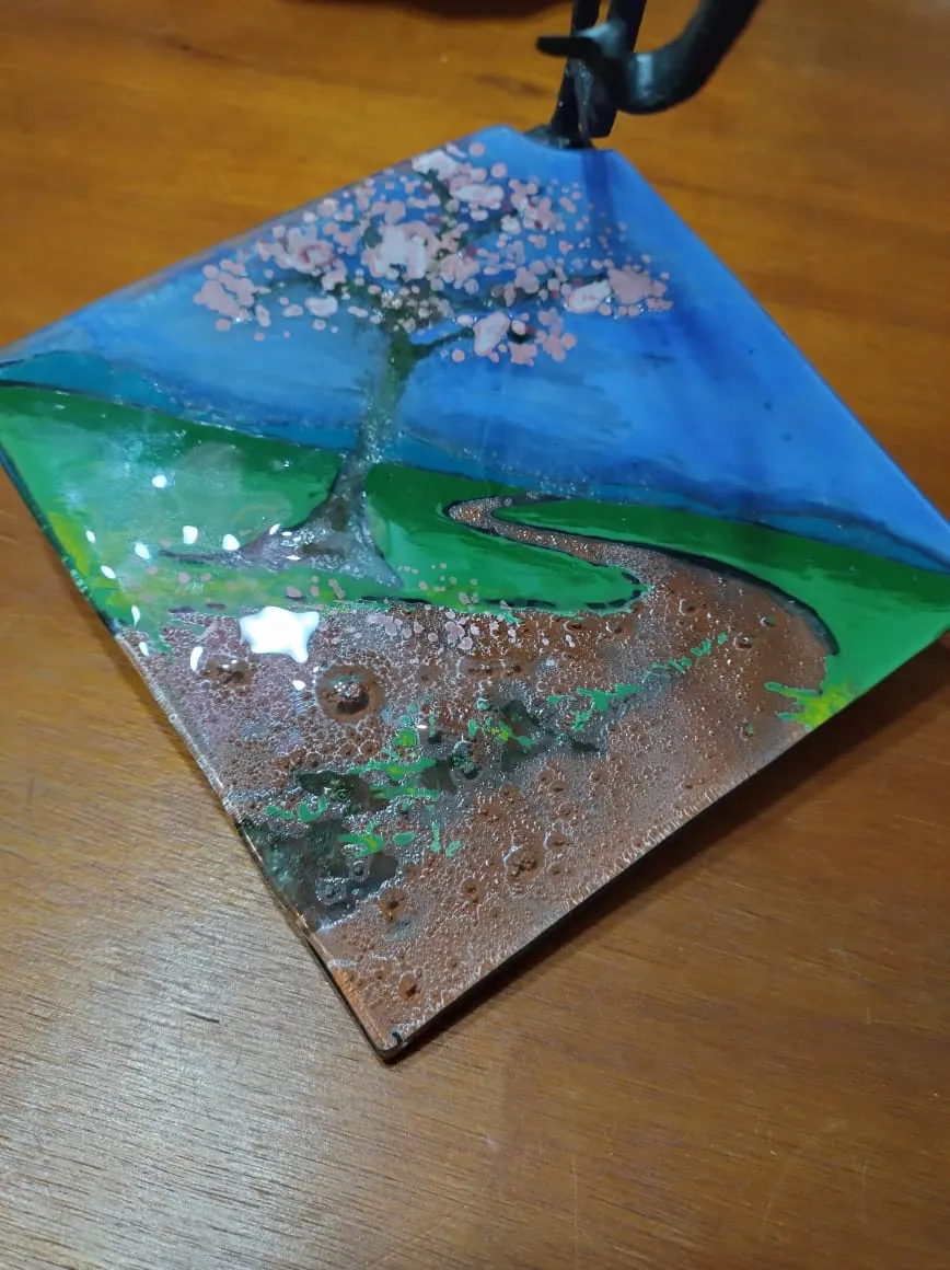 Porta Espirales Árbol en Flor, pieza de vitrofusión hecha a mano por Areté en Apóstoles, Misiones