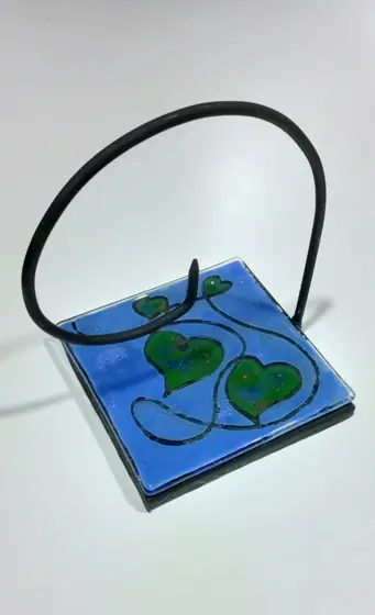 Porta Espirales Corazones Verdes, pieza de vitrofusión hecha a mano por Areté en Apóstoles, Misiones