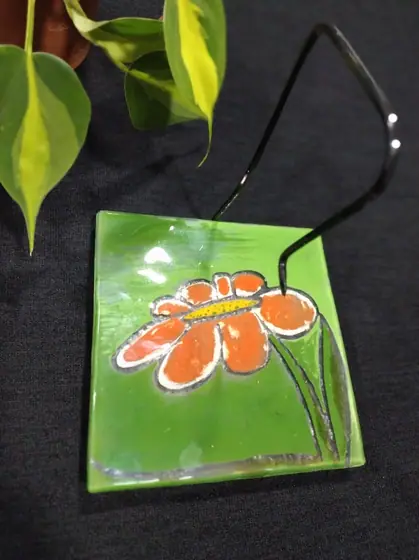 Porta Espirales Flor Naranja, pieza de vitrofusión hecha a mano por Areté en Apóstoles, Misiones