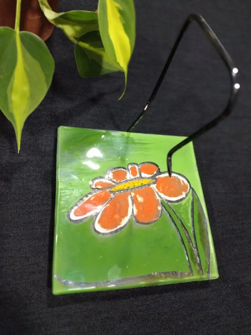 Porta Espirales Flor Naranja, pieza de vitrofusión hecha a mano por Areté en Apóstoles, Misiones
