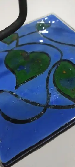 Porta Espirales Hojas sobre Azul, pieza de vitrofusión hecha a mano por Areté en Apóstoles, Misiones