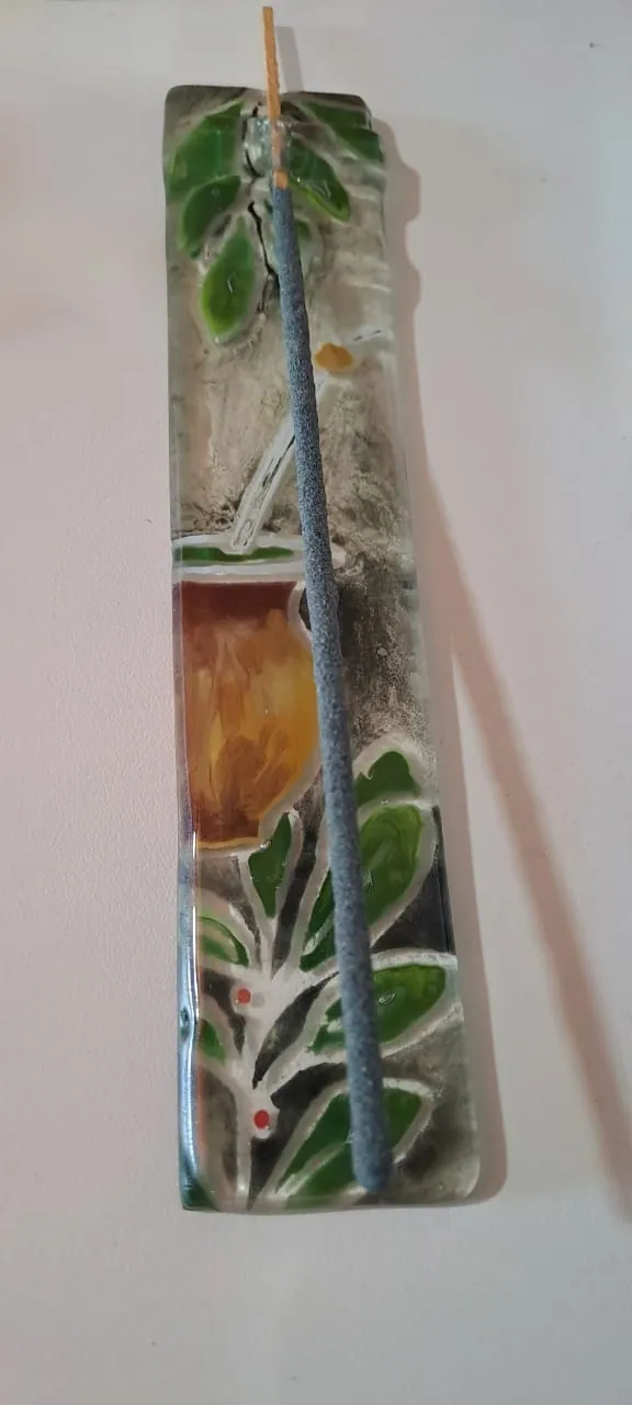 Porta Sahumerios Hojas y Frutos, pieza de vitrofusión hecha a mano por Areté en Apóstoles, Misiones