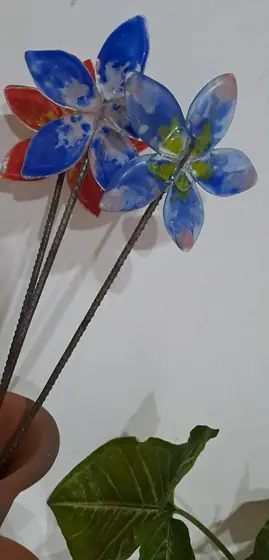 Tutor Flor Azul, pieza de vitrofusión hecha a mano por Areté en Apóstoles, Misiones